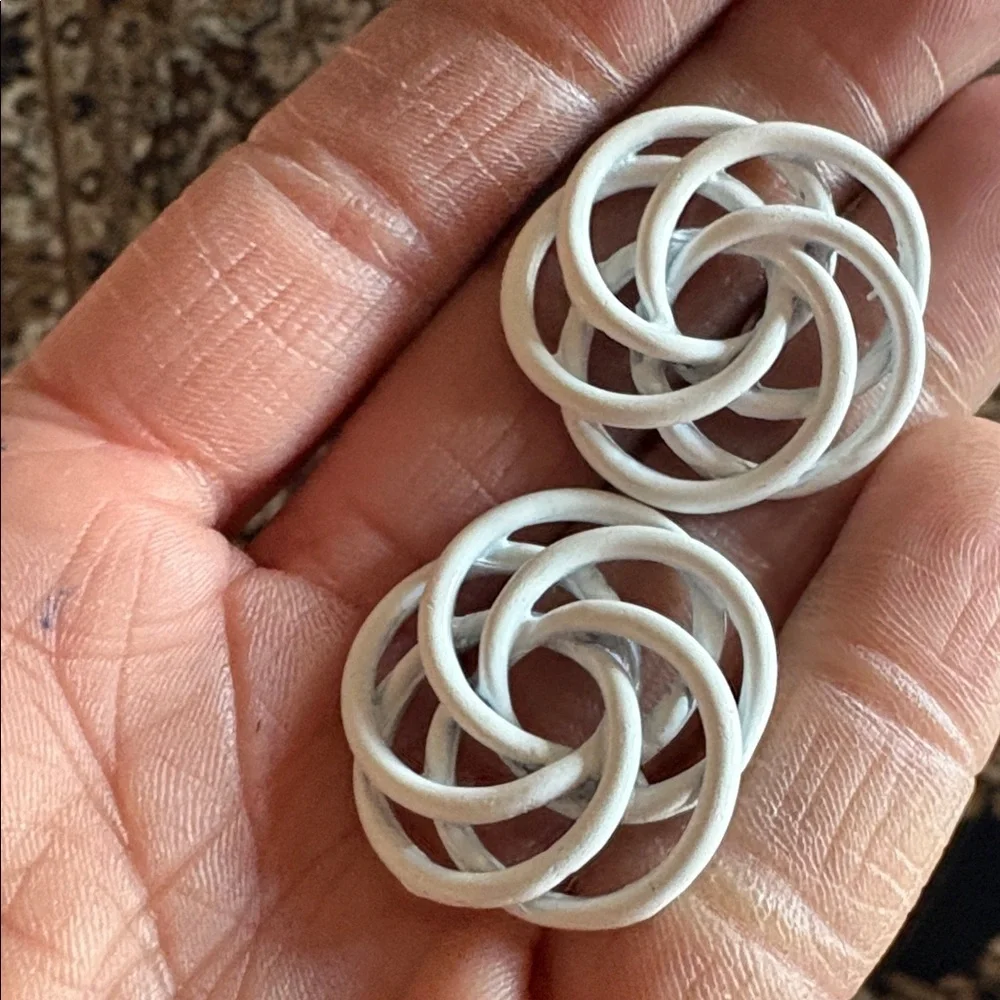 VINTAGE THICK WHITE WIRE MADE LARGE LOVE KNOT POST 1.2